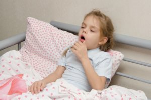 Як зупинити кашель у дитини народними методами